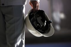 ヘルメットを持つ手