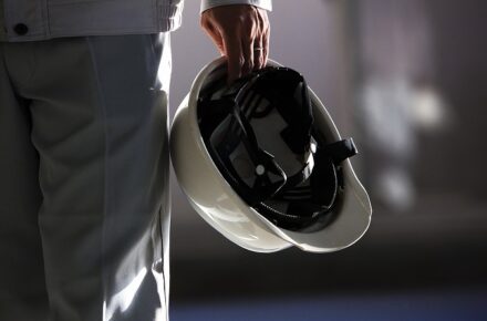 ヘルメットを持つ手
