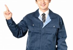 指を立てる男性
