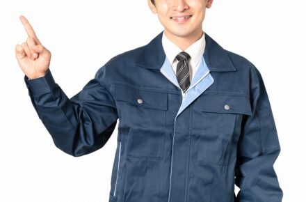 指を立てる男性