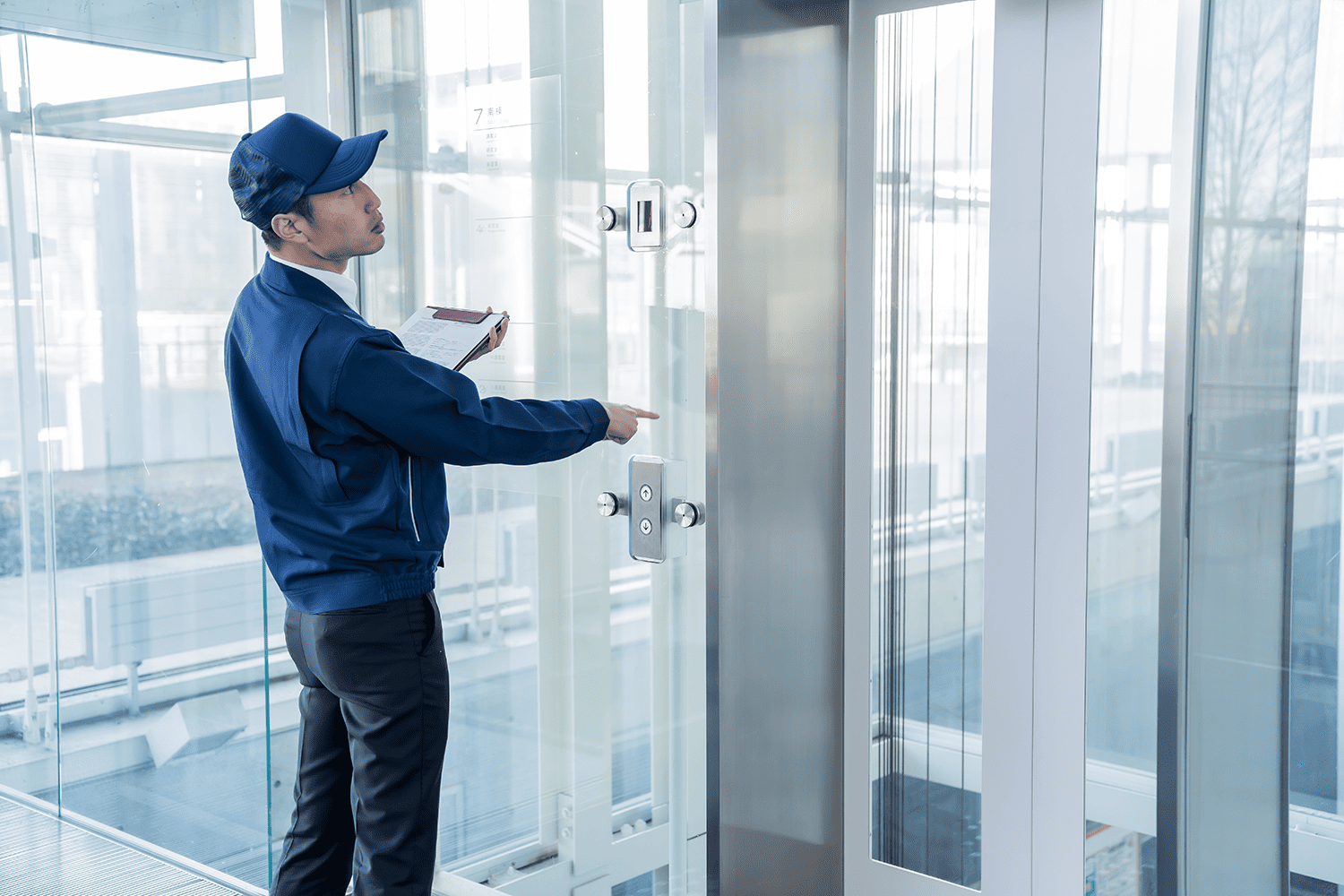 エレベーター設備を点検するスタッフ